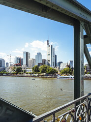 Deutschland, Frankfurt, Blick auf die Skyline vom Eisernen Steg - KRPF02036