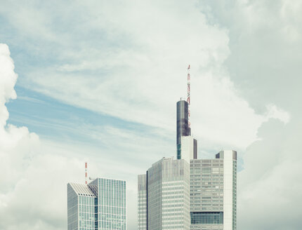 Deutschland, Frankfurt, Oberteile von zwei Wolkenkratzern vor dramatischen Wolken - KRPF02041