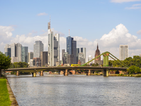 Deutschland, Frankfurt, Blick auf Skyline mit Flößerbrücke und Main im Vordergrund, lizenzfreies Stockfoto