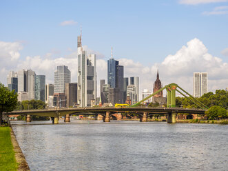 Deutschland, Frankfurt, Blick auf Skyline mit Flößerbrücke und Main im Vordergrund - KRPF02042