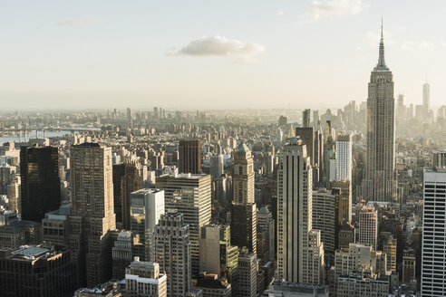 USA, New York City, Stadtbild mit Empire State Building von der Aussichtsplattform des Rockefeller Center aus gesehen - UUF09365