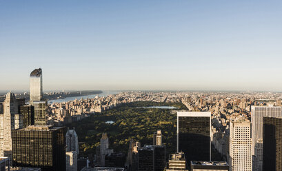 USA, New York City, Stadtbild mit Central Park von der Aussichtsplattform des Rockefeller Center aus gesehen - UUF09378