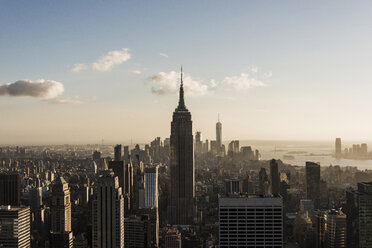USA, New York City, Stadtbild mit Empire State Building von der Aussichtsplattform des Rockefeller Center aus gesehen - UUF09379