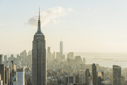 USA, New York City, Stadtbild mit Empire State Building von der Aussichtsplattform des Rockefeller Center aus gesehen - UUF09381