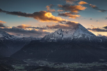 Deutschland, Bayern, Berchtesgadener Land, Blick auf den Watzmann bei Sonnenuntergang - YRF00132