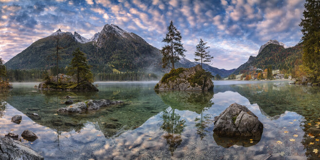 Deutschland, Ramsau, Hintersee bei Sonnenaufgang - YRF00133