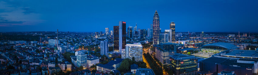 Deutschland, Frankfurt, Blick auf die Stadt am Abend von oben - MPA00102