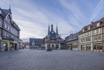 Deutschland, Wernigerode, Blick auf Rathaus und Marktplatz - PVCF00947
