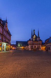 Deutschland, Wernigerode, Rathaus und Marktplatz am Abend - PVCF00948