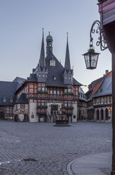 Deutschland, Wernigerode, Blick auf das Rathaus am Marktplatz am Abend - PVCF00949