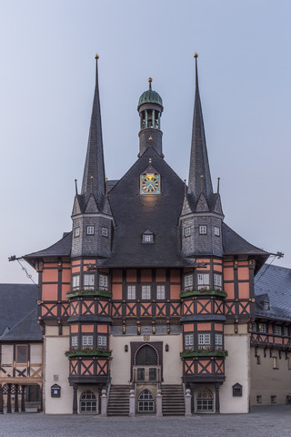 Deutschland, Wernigerode, Rathaus und Marktplatz am Morgen, lizenzfreies Stockfoto