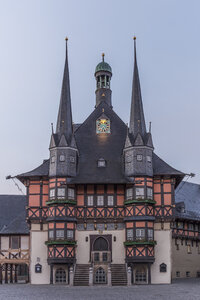Deutschland, Wernigerode, Rathaus und Marktplatz am Morgen - PVCF00950