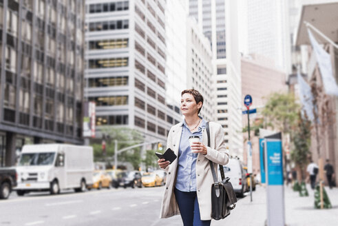 USA, New York City, businesswoman in Manhattan on the go - UUF09408