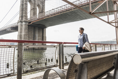 USA, New York City, Frau geht am East River spazieren - UUF09419