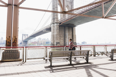 USA, New York City, Frau geht am East River spazieren - UUF09424