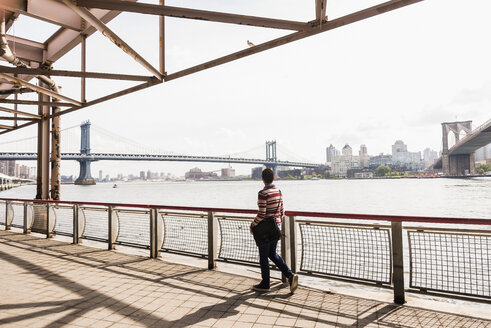 USA, New York City, Frau geht am East River spazieren - UUF09425