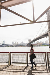 USA, New York City, Frau geht am East River spazieren - UUF09426
