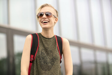 Porträt einer lachenden blonden Frau mit Sonnenbrille - TAMF00856