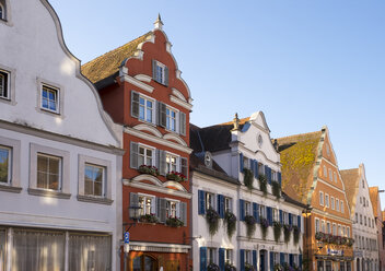 Deutschland, Oettingen, Blick auf barocke Häuserzeile - SIEF07173