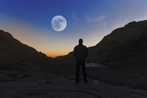 Spanien, Sierra de Gredos, Silhouette eines Mannes mit Blick auf den Vollmond - ERLF00199