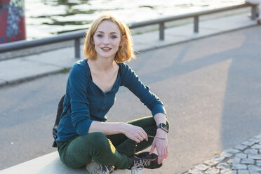 Porträt einer erdbeerblonden jungen Frau - TAMF00866