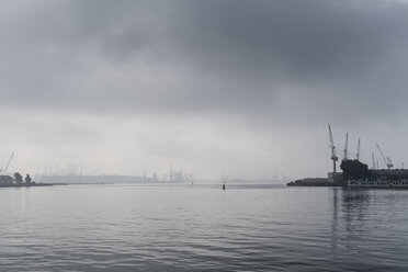 Deutschland, Rostock, Nebel über dem Rostocker Hafen - MELF00168