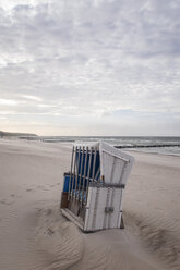 Deutschland, Warnemünde, verschlossener Strandkorb am Strand - MELF00169