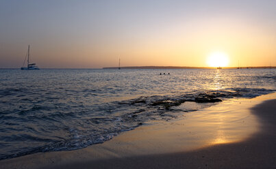 Spanien, Formentera, Sonnenuntergang an der Playa de Migjorn - LHF00513