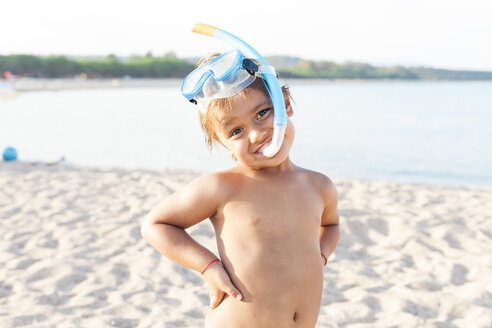 Porträt eines kleinen Jungen mit Taucherbrille und Schnorchel am Strand - VABF00849