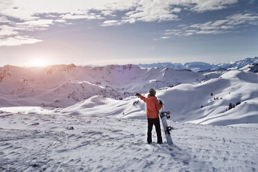 Österreich, Großes Walsertal, Damuls, Snowboarder in den Bergen - FMKF03265