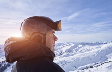 Austria, Greater Walser Valley, Damuls, Snowboarder in the mountains - FMKF03270