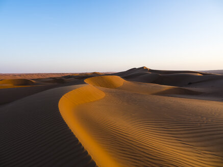 Oman, Al Raka, Dünen in der Wüste Rimal Al Wahiba bei Sonnenuntergang - AMF05108