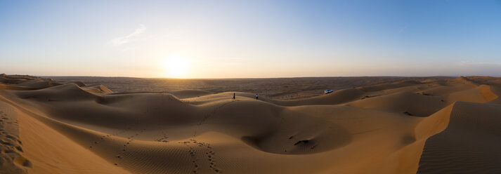 Oman, Al Raka, dunes in Rimal Al Wahiba desert at sunset - AMF05110