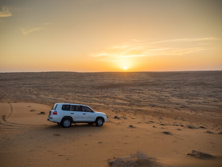 Oman, Al Raka, Geländewagenparkplatz auf einer Düne in der Wüste Rimal Al Wahiba bei Sonnenuntergang - AMF05111