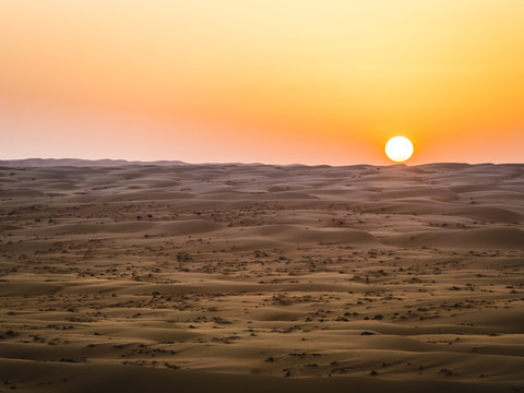 Oman, Al Raka, Dünen in der Wüste Rimal Al Wahiba bei Sonnenuntergang, lizenzfreies Stockfoto
