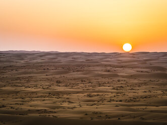 Oman, Al Raka, Dünen in der Wüste Rimal Al Wahiba bei Sonnenuntergang - AMF05112