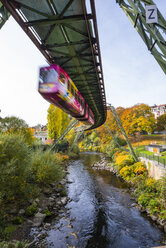 Deutschland, Wuppertal, Schwebebahnfahren im Herbst - WG01004