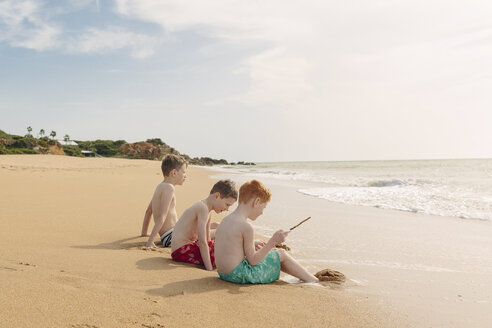 Drei Jungen sitzen am Strand - NMSF00004