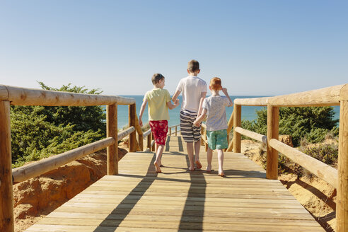 Drei Jungen auf dem Weg zum Strand - NMSF00006