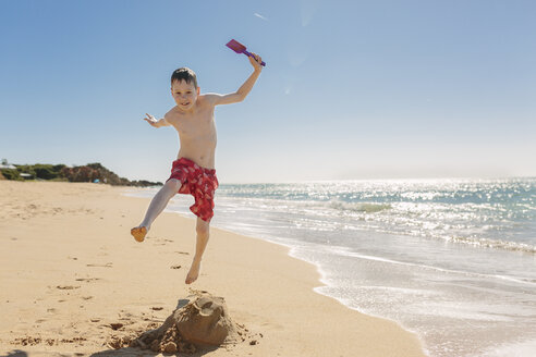 Junge spielt und springt am Strand - NMSF00007