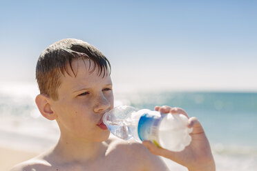 Junge trinkt Wasser am Strand - NMSF00008