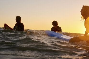 Drei Surfer auf dem Meer bei Sonnenuntergang - WESTF21993