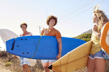 Glückliche Freunde mit Surfbrettern an der Küste - WESTF22014