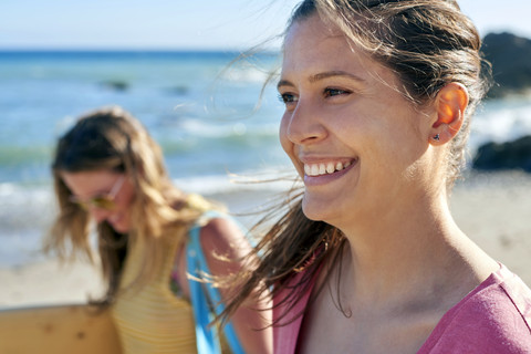 Zwei glückliche Frauen am Strand, lizenzfreies Stockfoto