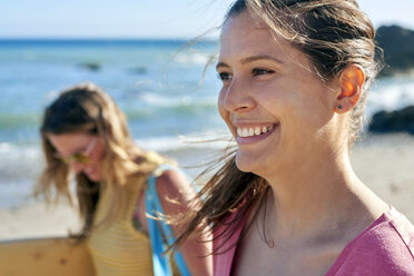 Zwei glückliche Frauen am Strand - WESTF22021