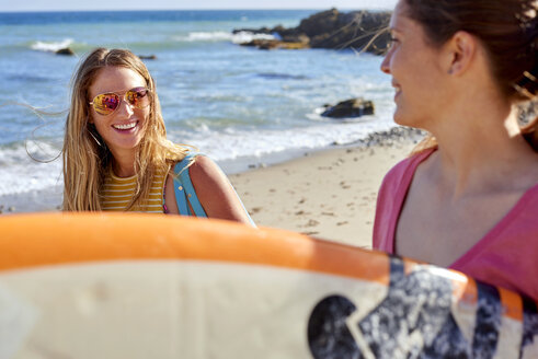 Zwei glückliche Frauen mit Surfbrettern am Strand - WESTF22022