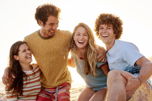 Glückliche Freunde am Strand - WESTF22055