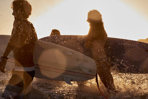 Surfer auf dem Meer bei Sonnenuntergang - WESTF22066