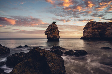 Portugal, Algarve, Albufeira, Felsformation bei Sonnenuntergang - CHPF00348