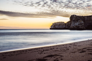 Portugal, Algarve, Albufeira, bech and sea at twilight - CHPF00349